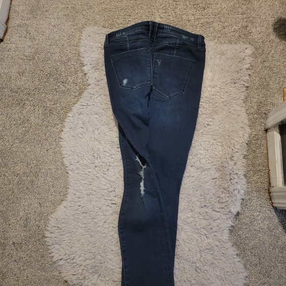 Distressed James - Picture 2 of 2